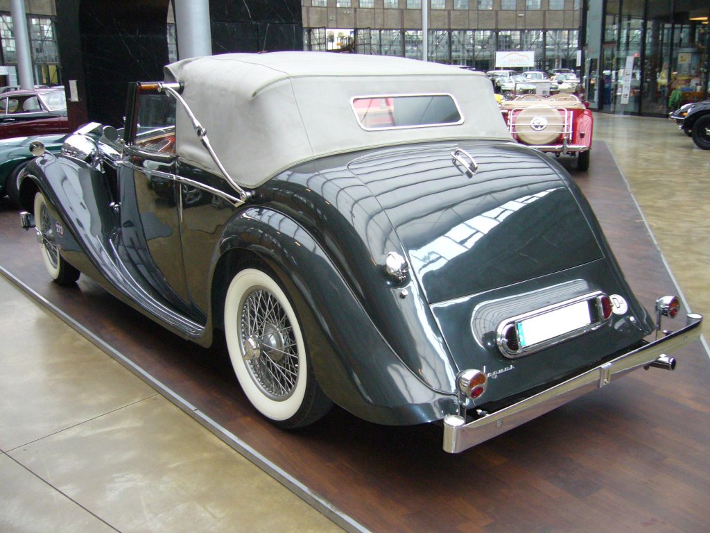 Jaguar MK IV 3.5 Litre Drophead Coupe. 1946 - 1948. Der6-Zylinderreihenmotor mit 3.485 cm Hubraum leistet 125 PS. Es wurde knapp 500 Drophead Coupes (Cabriolets) produziert. Classic Remise Dsseldorf am 01.11.2012.