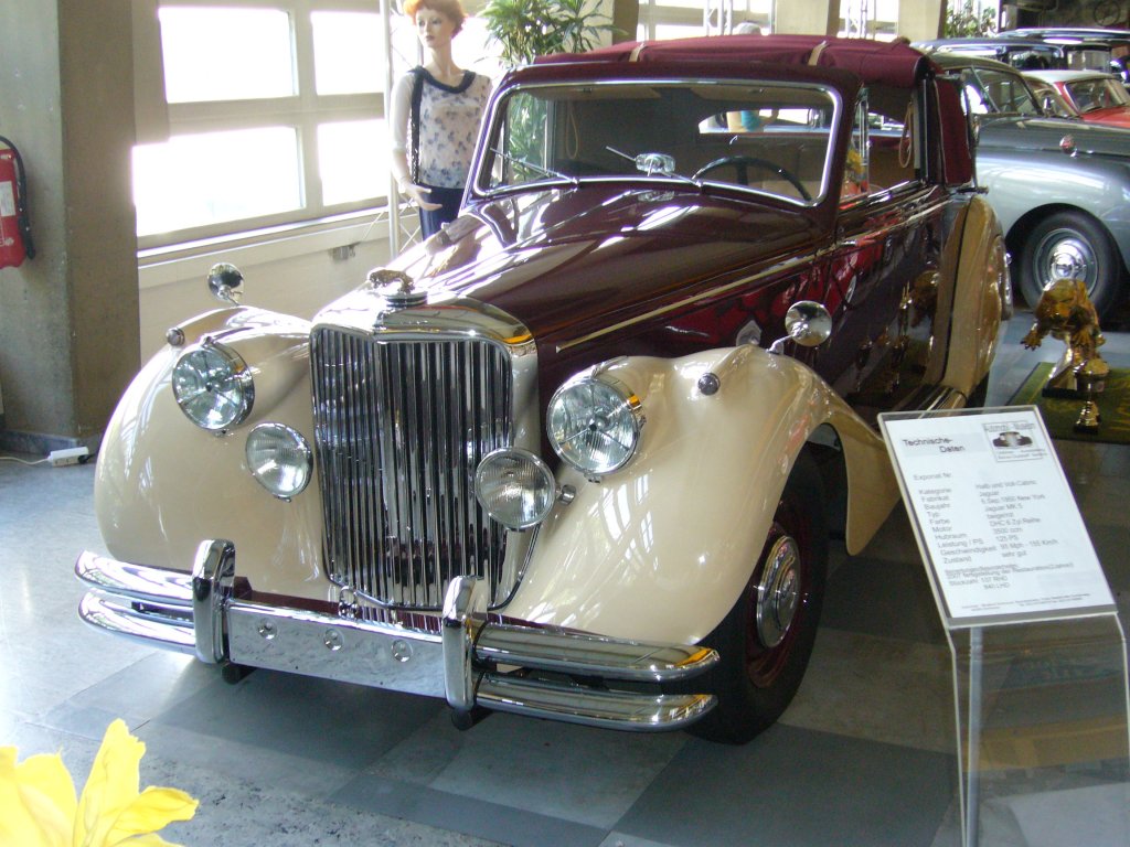 Jaguar MK V 3.5 Litre Cabriolet. 1948 - 1951. Der MK V wurde 1948 auf der London Motorshow vorgestellt. Er war mit 2.5 oder 3.5l 6-Zylinderreihenmotor lieferbar. 
Hier wurde ein sogenanntes Voll-Halbcabriolet mit dem 3.485 cm Motor abgelichtet. Die 125 PS knnen den Wagen auf ca. 155 km/h beschleunigen. Die Erstzulassung des Autos erfolgte am 06.09.1950 in New York. Oldtimermuseum Dortmund.