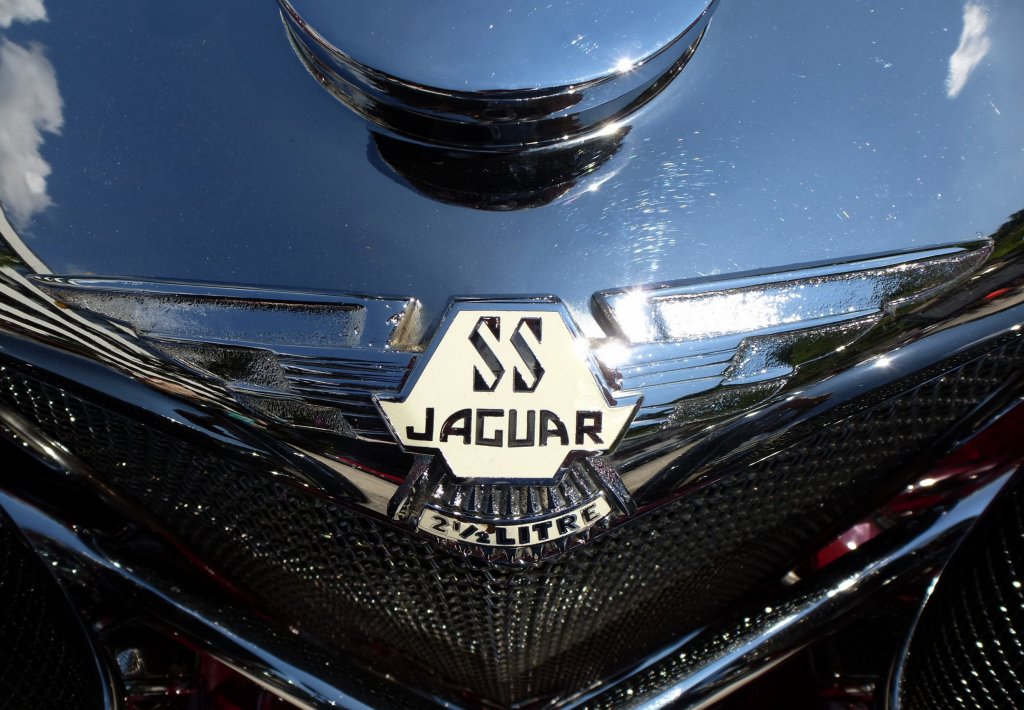 Jaguar SS, Khleremblem an einem Oldtimer der englischen Automarke, Juli 2013