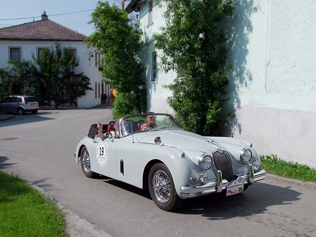 Jaguar_XK150, Bj1960 steuert anlsslich der  15te Vierlanden-Veteran-Rally-2010  den Georgshof in Waldzell an;100629