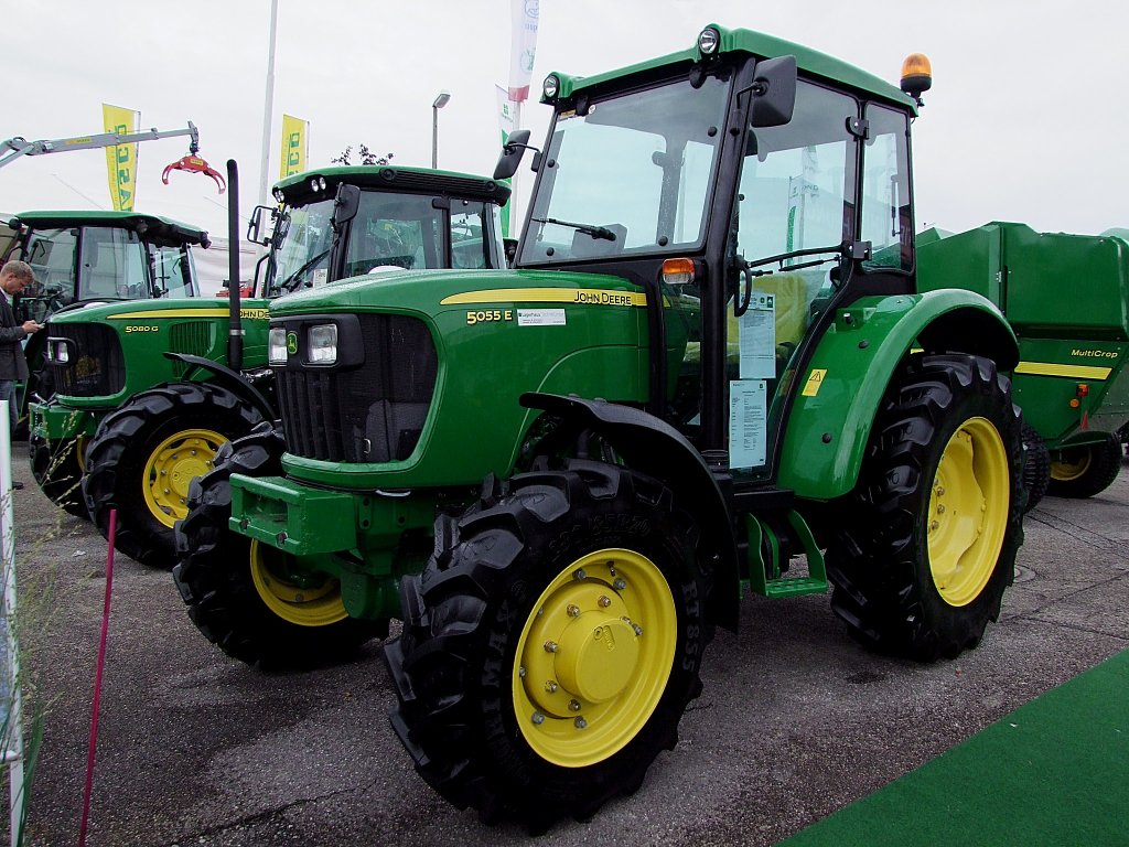 JD-5055E; 55PS(41kW); 9Vorwrts-,3Rckwrtsgnge, 2Hebelschaltungen, 1,9930km/h; Eigengewicht 2645kg; 110908
