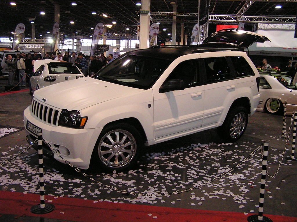 Jeep Grand Cherokee, fotografiert auf der Carstyling Tuning Show 2012.