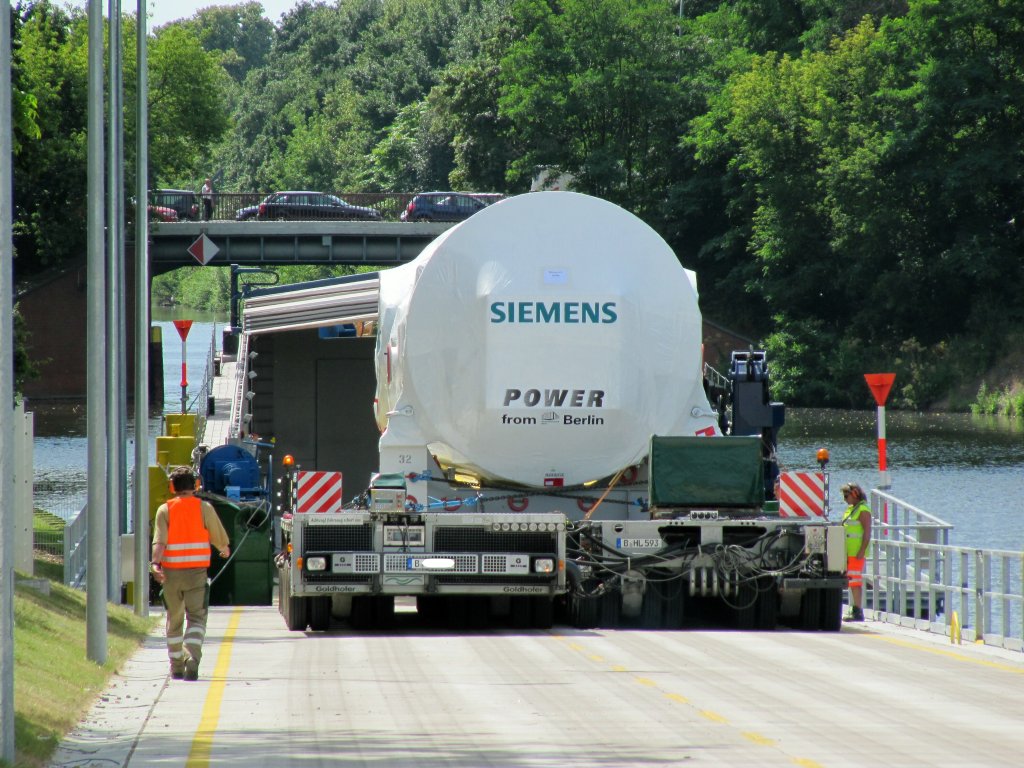 Jetzt geht's von der Rampe auf den RoRo-GSL Ursus. Goldhofer-Modulfahrzeug der Behala am 19.07.2013