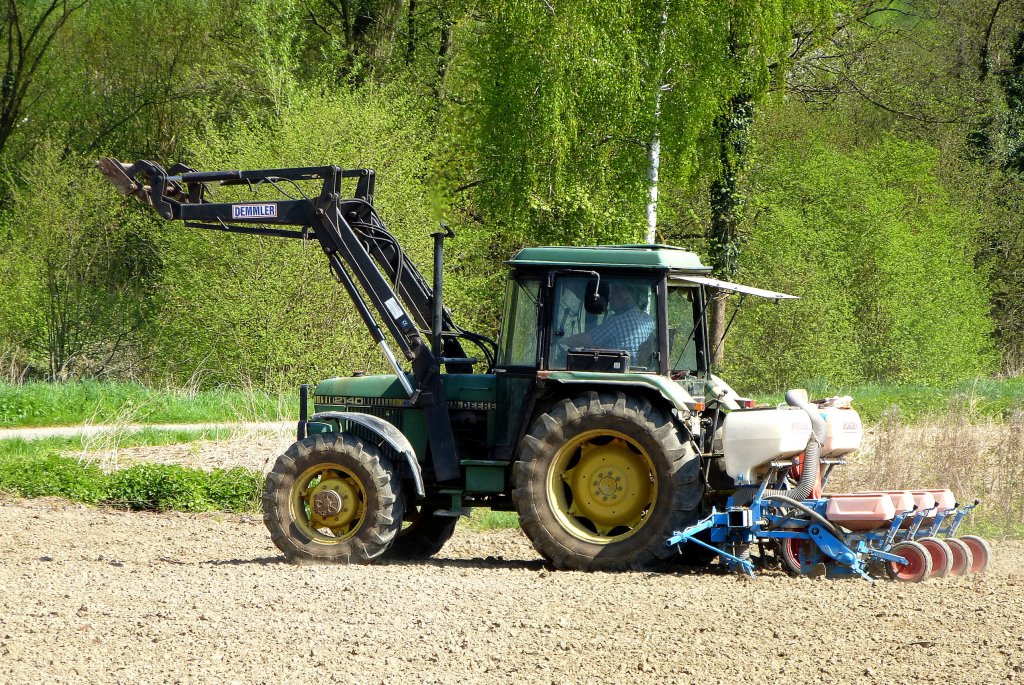 John Deere 2140, mit hydraulischem Frontheber und angehngter Drillmaschine, April 2013