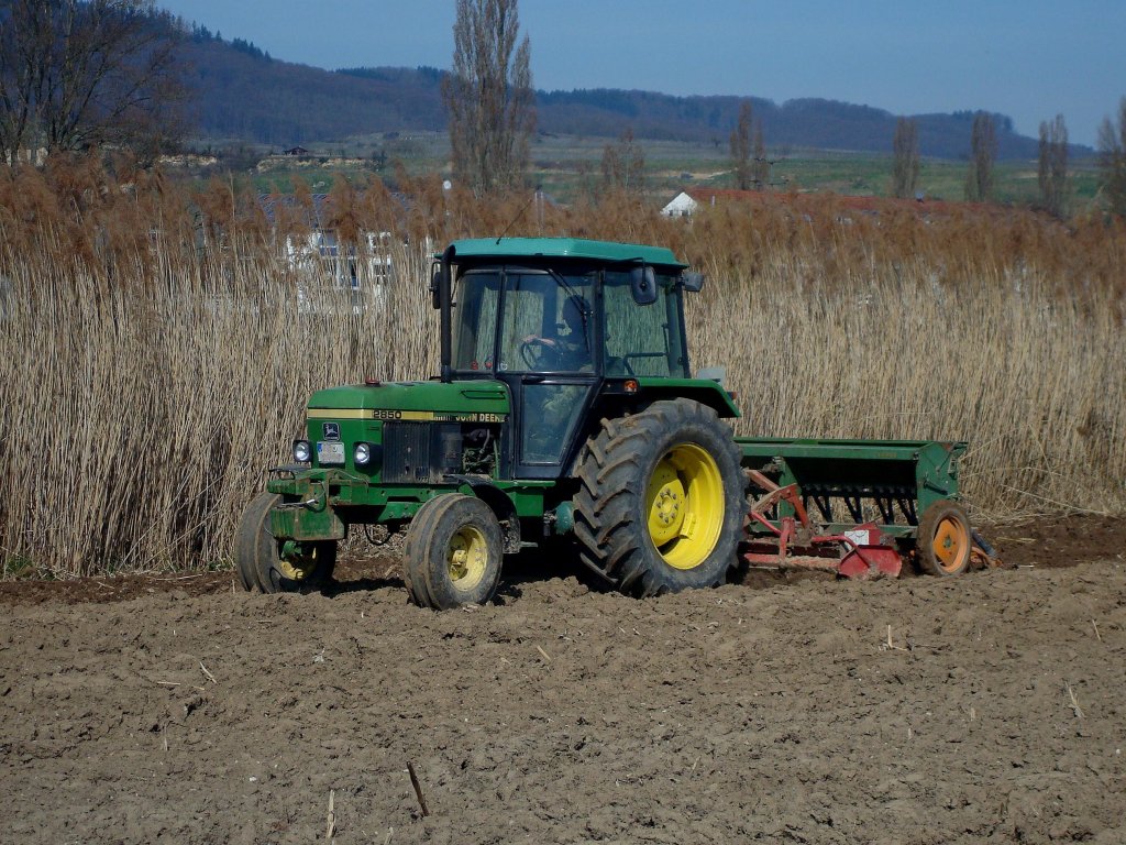 John Deere 2850, mit Egge und Drillmaschine bei der Aussaat von Getreide, Mrz 2011