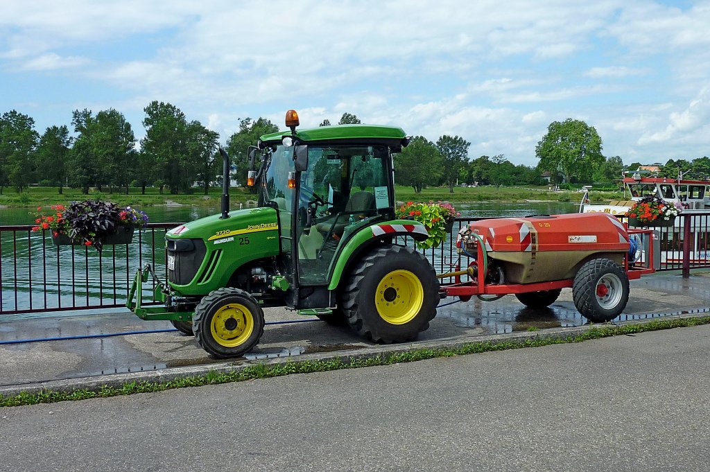 John Deere 3720, Kleintraktor mit angehängtem Wassertank und zapfwellenbetriebener Bewässerungspumpe, Juli 2012 