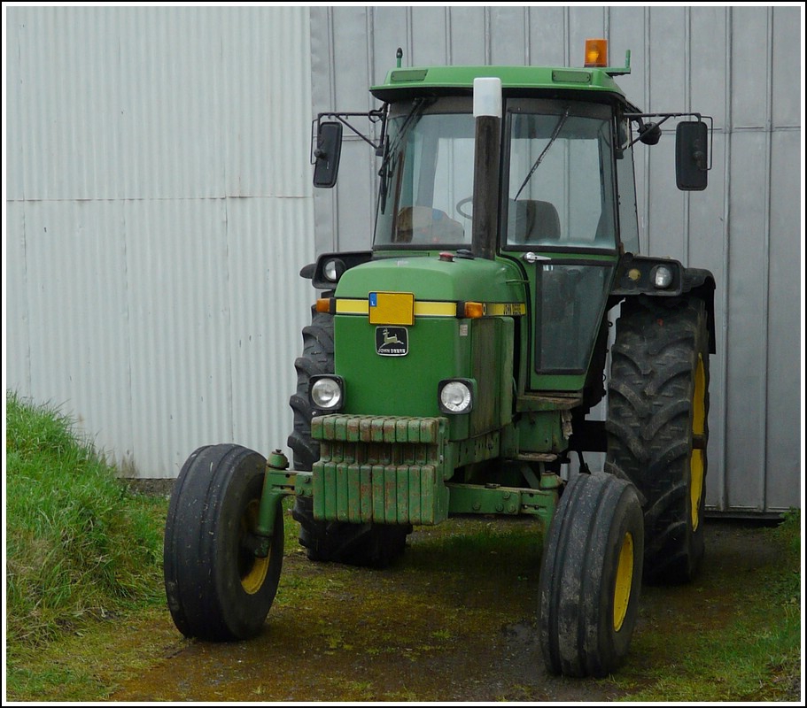 John Deere 4040 steht vor einer Scheune abgestellt. 25.04.2012