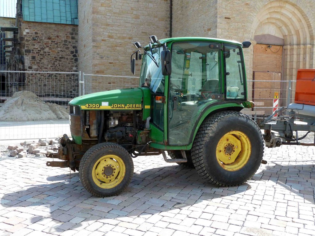 John Deere 4300 steht auf der Dombaustelle in Hildesheim, Juli 2012
