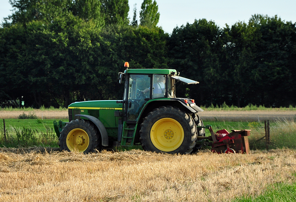John Deere 6610 SE auf einem Acker bei Euskirchen - 10.08.2011