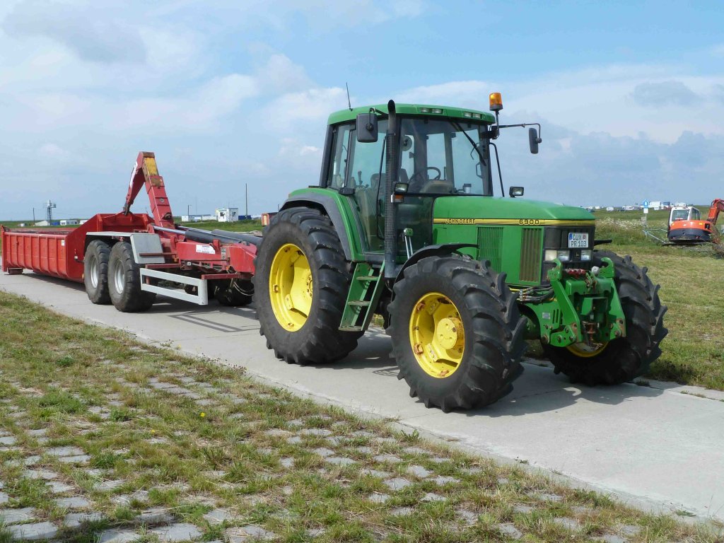 John Deere 6900 als Transportfahrzeug fr einen Absetzcontainer, August 2012