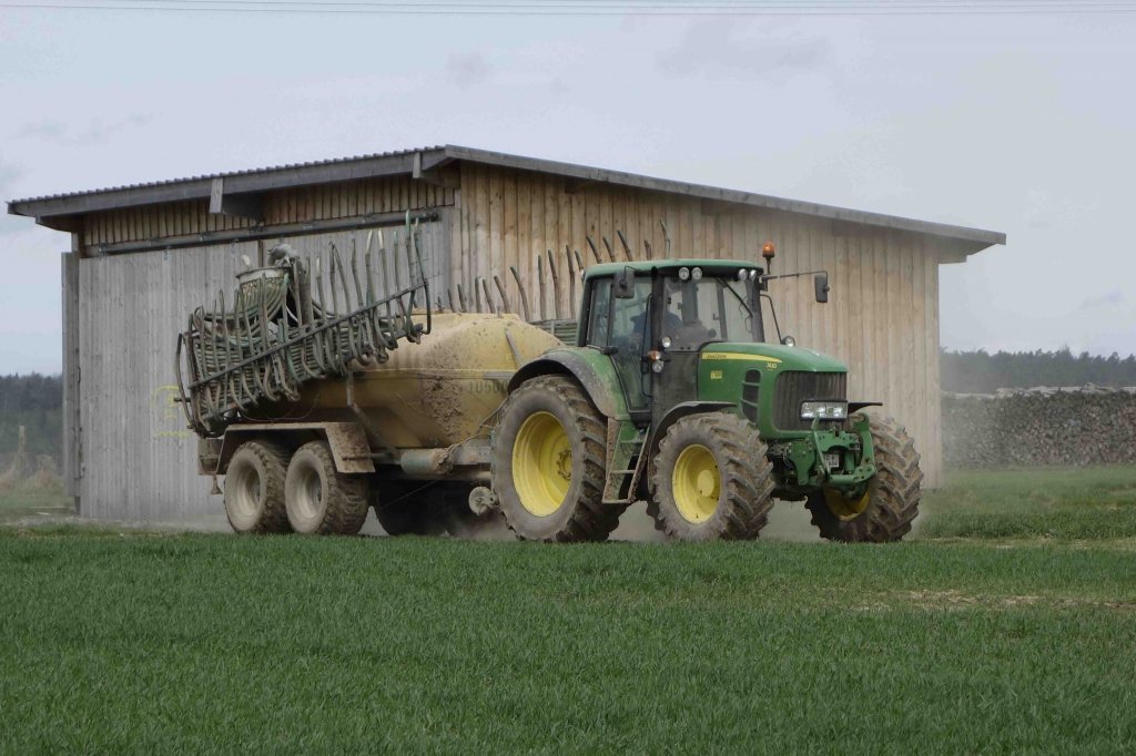 John Deere 7430 mit angehngtem Gllefa unterwegs in der Gemarkung von 36100 Petersberg-Marbach, April 2013