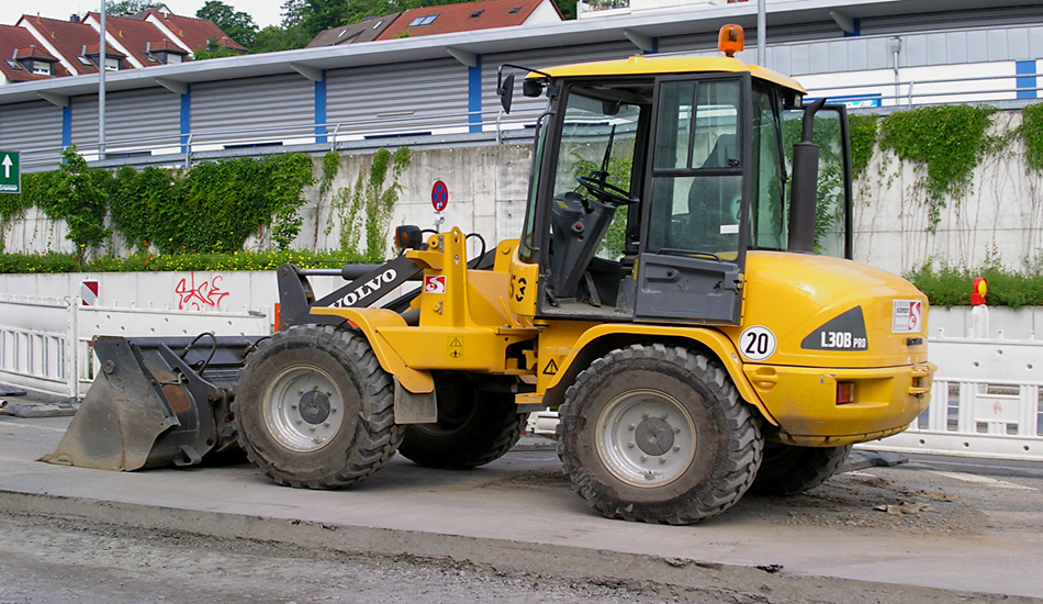Juli 2012 / VOLVO Schaufelradlader L 30B - hier eingesetzt im Straenbau an der L 530 ..