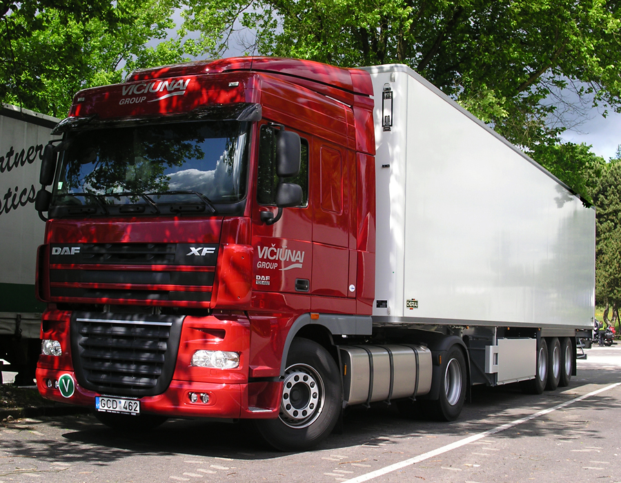 Juni 2012 / DAF XF 105. mit 460 PS hat sich zum Wochende an der A 45 auf dem

Parkpatz Sauerland eingerichtet -