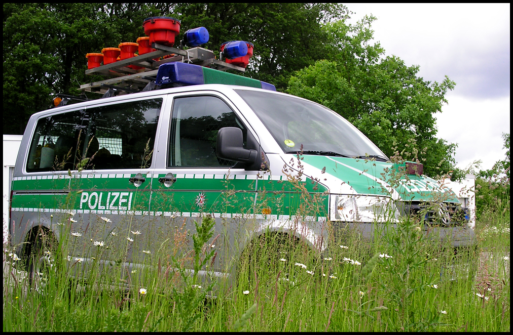 Juni 2012/  gut getarnt   im Grnen abgestellt  - VW- Einsatzfahrzeug der Autobahnpolizei Dortmund...