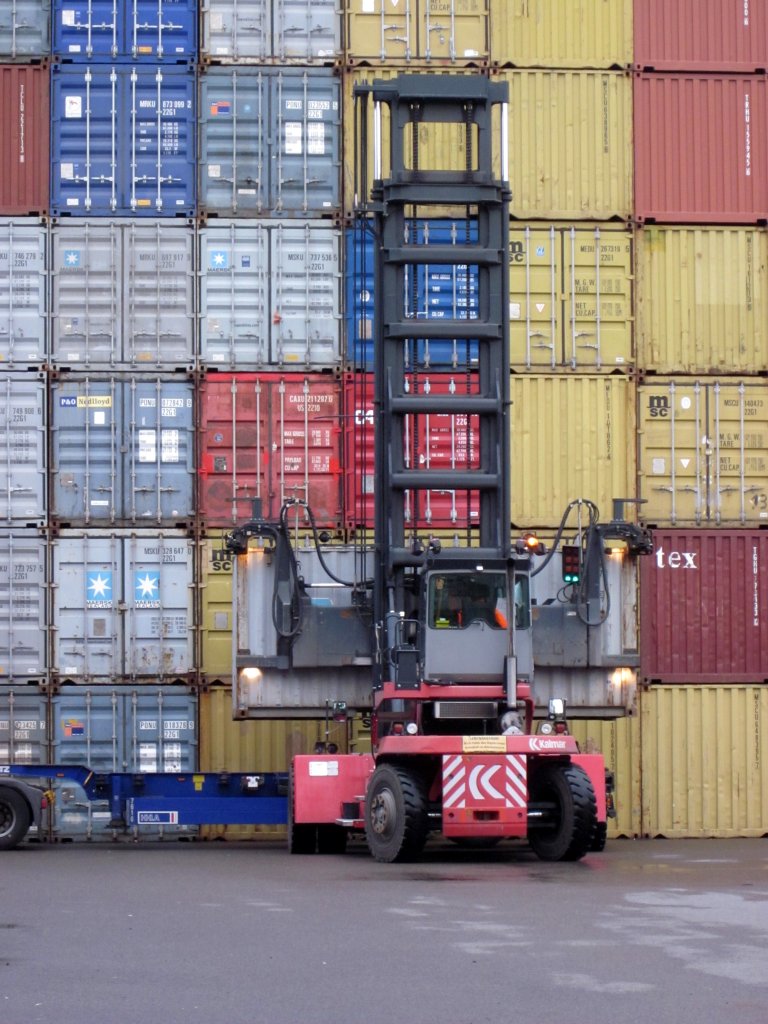 Kalmar-Stapler hebt einen 20-Fu Container auf einen Sattel-Auflieger. 05.10.2012