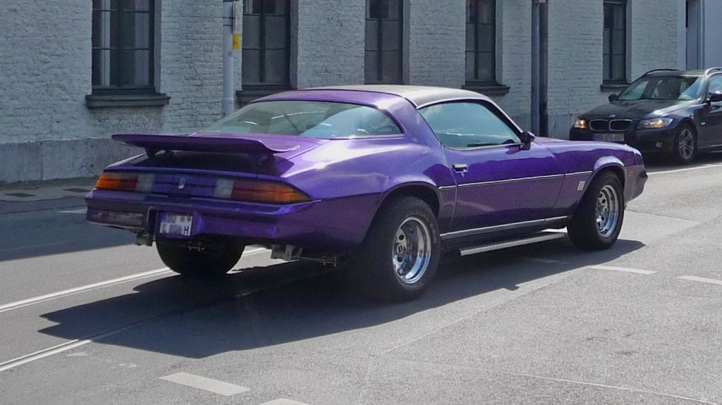 Kam wohl eher zufllig in Hls vorbei (kein Teilnehmer der Oldtimer-Rallye), ein Chevrolet Camaro der zweiten Generation, wohl sptes 70er Baujahr.