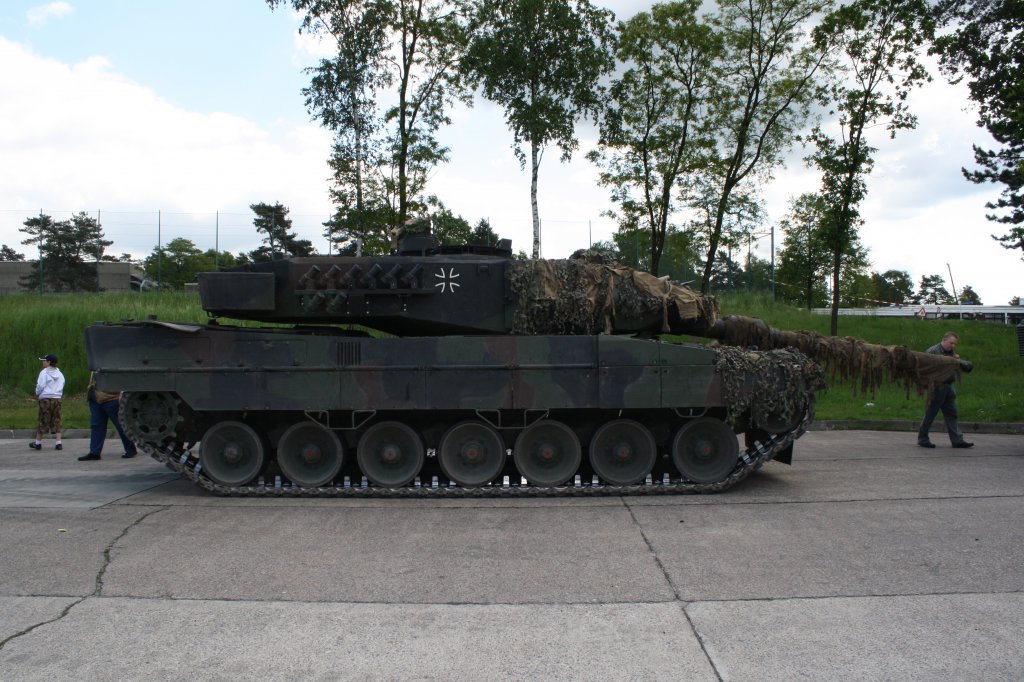 Kampfpanzer Leopard 2 A6 M - Bundeswehr

aufgenommen am 16. Mai 2009 whrend des Tag der offenen Tr in der Kaserne Augustdorf