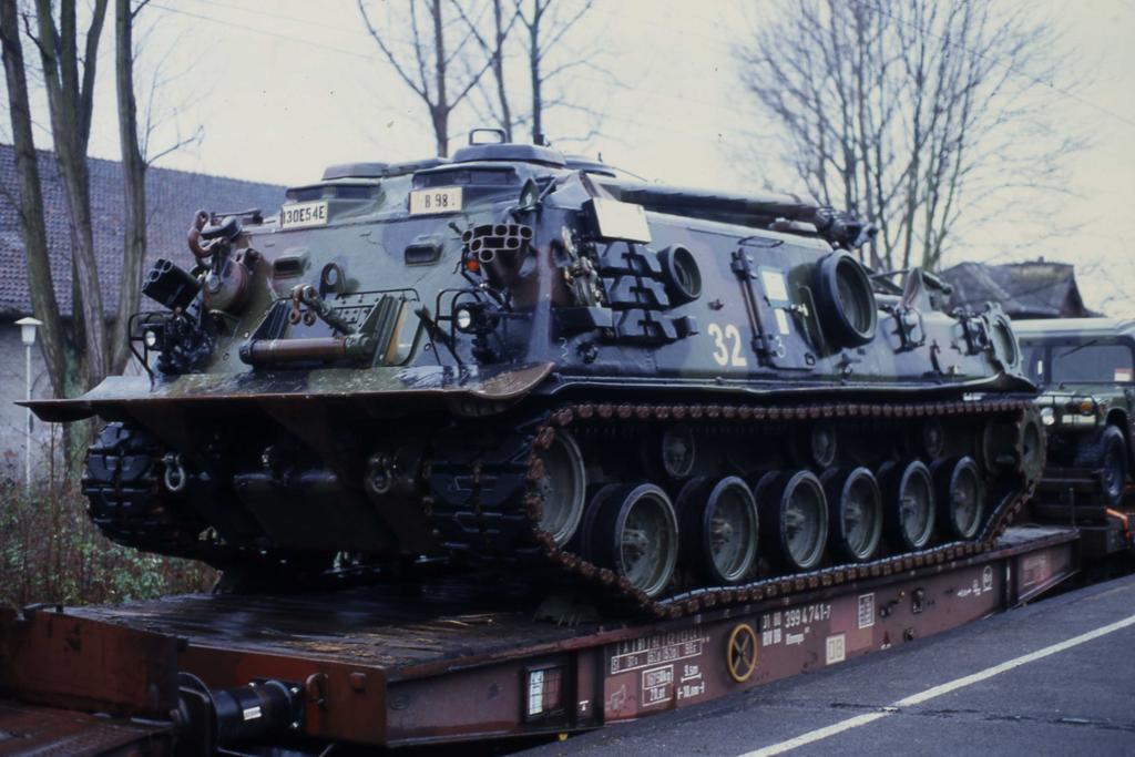 Kettenfahrzeuge werden bei Verlegungen meistens mit Militrzgen transportiert.
Am 7.2.2004 hielt ein solcher Transport an der Bahnsteigkante im Bahnhof Kamen in
Fahrtrichtung Bielefeld. Bei starkem Regen gelang mir dennoch ein Foto von einem 
auf dem Zug befindlichen amerikanischen Bergepanzer.
