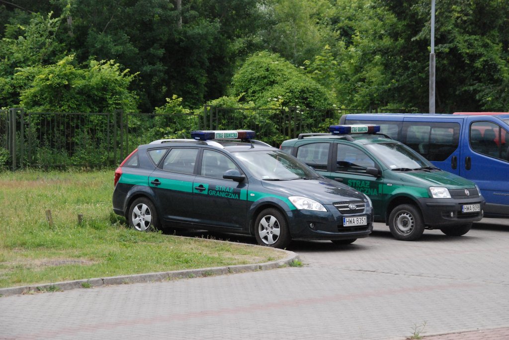 Kia cee'd und andere Einsatzfahrzeuge der polnischen Grenzpolizei / gesehen in Kostrzyn nad Odrą (Woiwodschaft Lebus/Polen), 19.06.2010
