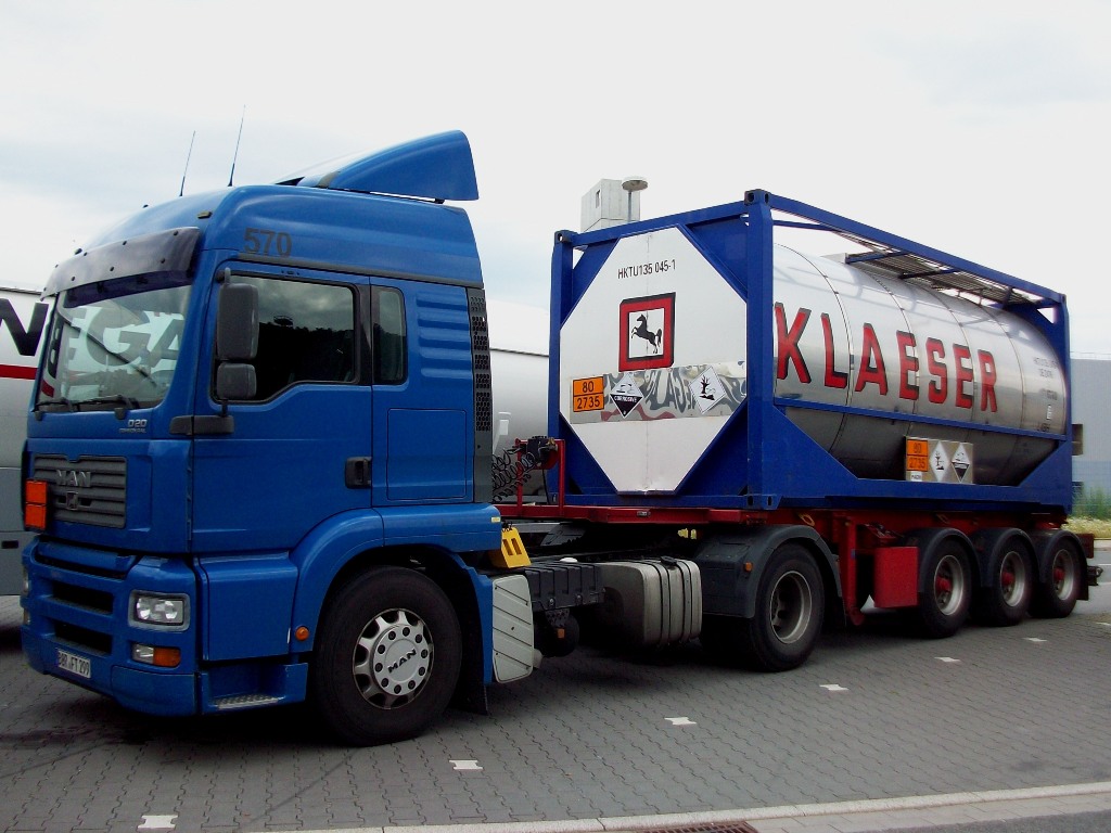 Klaeser Spedition ein blauer MAN TGA LX Wg.Nr.570 mit 20ft. KLAESER Tank Container 
9/7/2011 in Herten