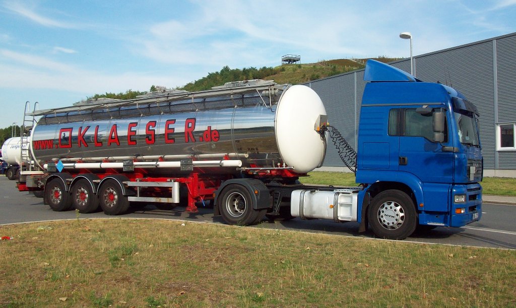 Klaeser Spedition hier ein blauer MAN TGA LX mit neuem Chemietanksattelauflieger steht auf dem Parkplatz an der Halde in Herten 20/07/10