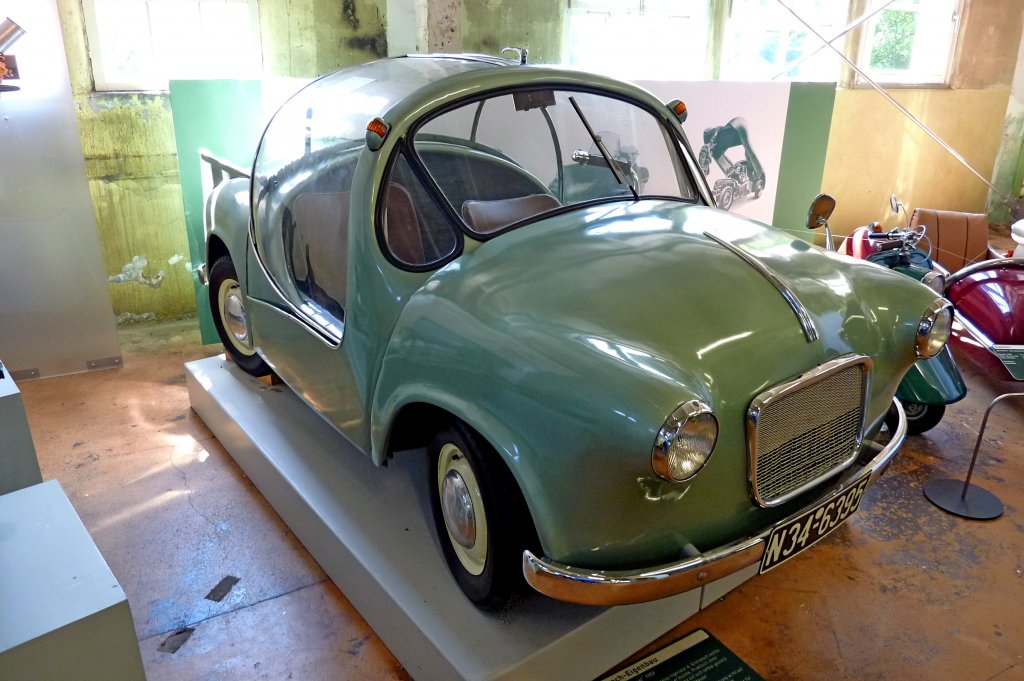 Kleinwagen von Grohsbach, der Fahrzeug-Ingenieur aus Württemberg baute 1953 nur ein Stück von diesem Zweisitzer, Motor mit 248ccm und 12PS, Vmax 90Km/h, Automuseum Schramberg, Mai 2012