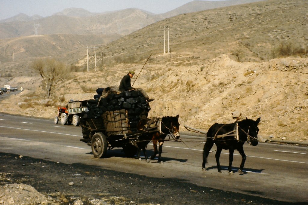 Kohletransport der Landbewohner in der Nhe von Datong (China) am 4. November 1984.