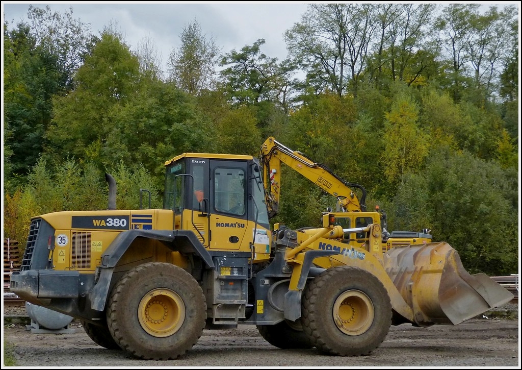Komatsu Radlader bei der Baustelle am Bahnhof von Herdorf. 14.10.2012
