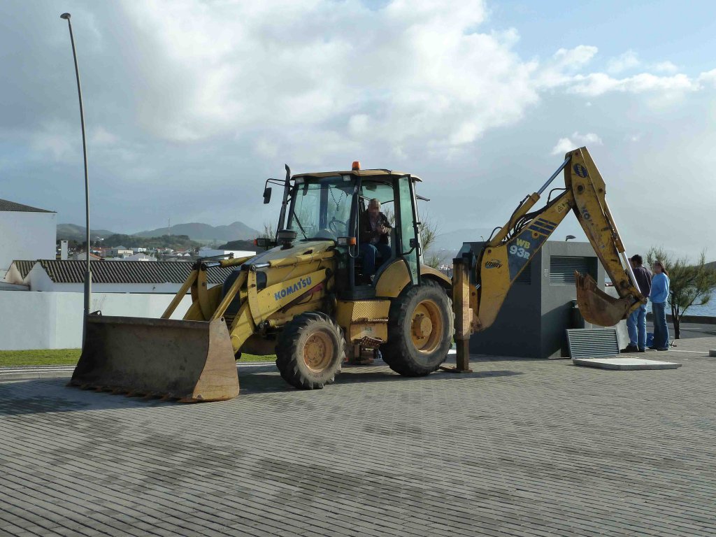 Komatsu WB93R, gesehen auf Sao Miguel/Azoren im Februar 2013