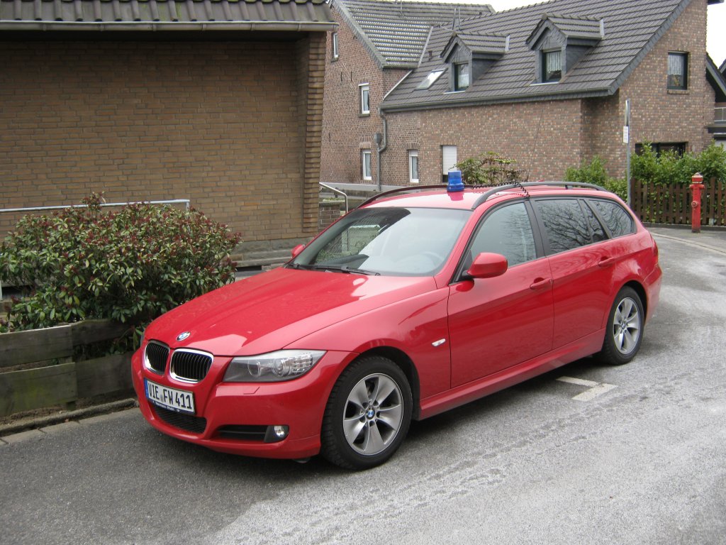 	
Kommandowagen (KdoW) des Wehrfhrers der Freiwilligen Feuerwehr Nettetal.

Fahrgestell: BMW 3er Touring

Der Kdow wurde am 12.2.12 in Nettetal aufgenommen