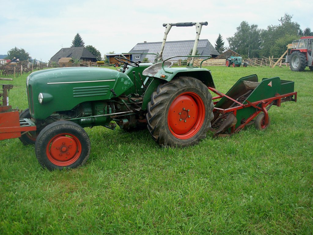 Kramer KL300, Bj.1961, 2-Zyl.Deutz-Diesel mit 28PS, angehngt ein Kartoffelvorratsroder  Whlmaus  aus den 1960er Jahren, Traktortreff St.Peter/Schwarzwald, Aug.2010