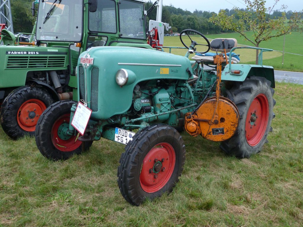 Kramer steht bei der Oldtimerausstellung in Taunusstein-Seitzenhahn, August 2011
