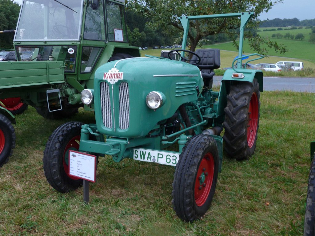 Kramer steht bei der Oldtimerausstellung in Taunusstein-Seitzenhahn, August 2011