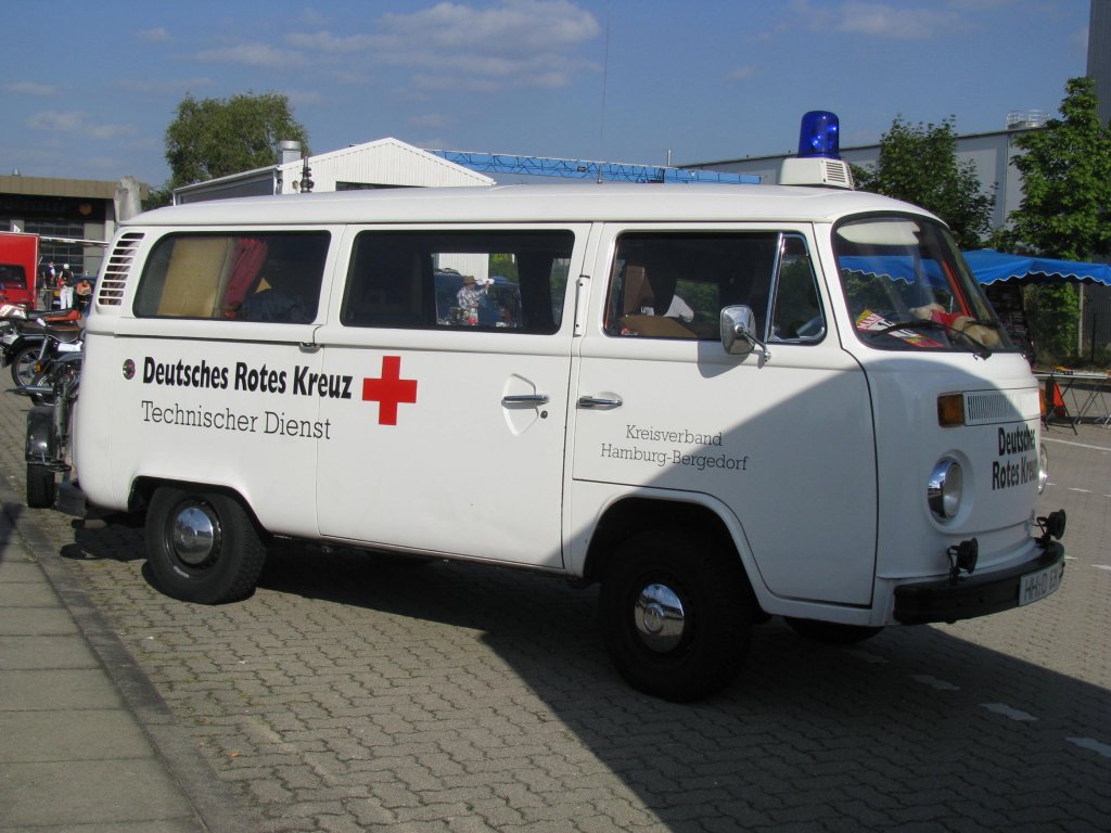 Krankentransportfahrzeug VW T 2 des  DRK  aus der Hansestadt Hamburg (HH) gesehen beim Oldtimer-Event des TV Nord, Hamburg [16.09.2012] 