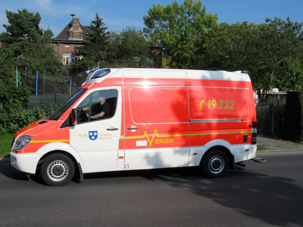	
Krankentransportwagen (KTW) der FF Viersen.

Fahrgestell: Mercedes-Benz Sprinter 316 CDi

Ausbau: Fahrtec

Baujahr: 2011

Der KTW wird teil weie als 4 RTW Eingesetzt bei Bedarf 

Der KTW wurde in Viersen am 24.9.11 aufgenommen