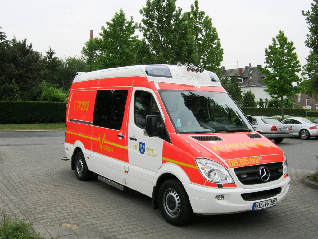 	
Krankentransportwagen (KTW) der FF Viersen.

Fahrgestell: Mercedes-Benz Sprinter 316 CDi

Ausbau: Fahrtec

Baujahr: 2011

Der KTW ist in Viersen am 14.5.11 aufgenommen worden