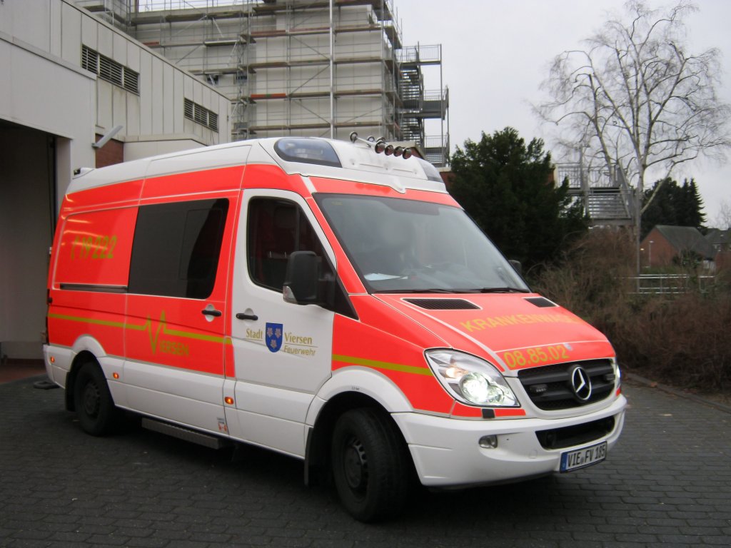 	
Krankentransportwagen (KTW) der FF Viersen.

Fahrgestell: Mercedes-Benz Sprinter 316 CDi

Ausbau: Fahrtec

Baujahr: 2011

Der KTW wurde in Nettetal am 28.12.11 aufgenommen