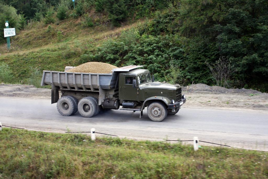 Kras Muldenkipper hier in der Ukraine bei Stroji am Rand der Karpaten unterwegs
am 8.9.2009.