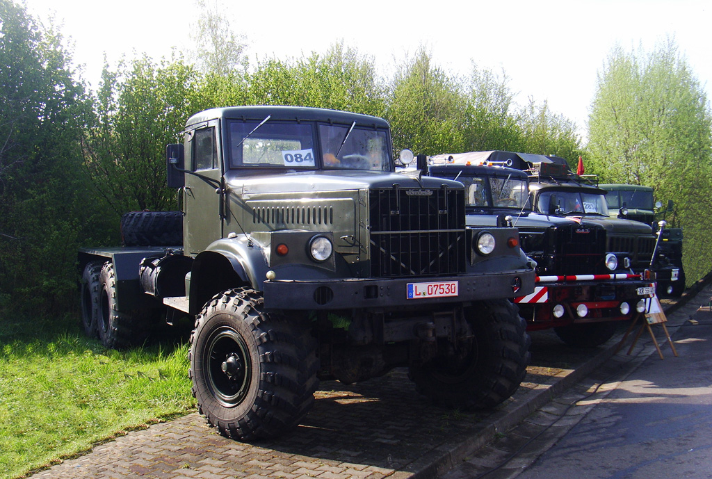Kraz 255-Zugmaschine in Armeeausfhrung im Mai 2008 zum Oldtimertreffen in Werdau.