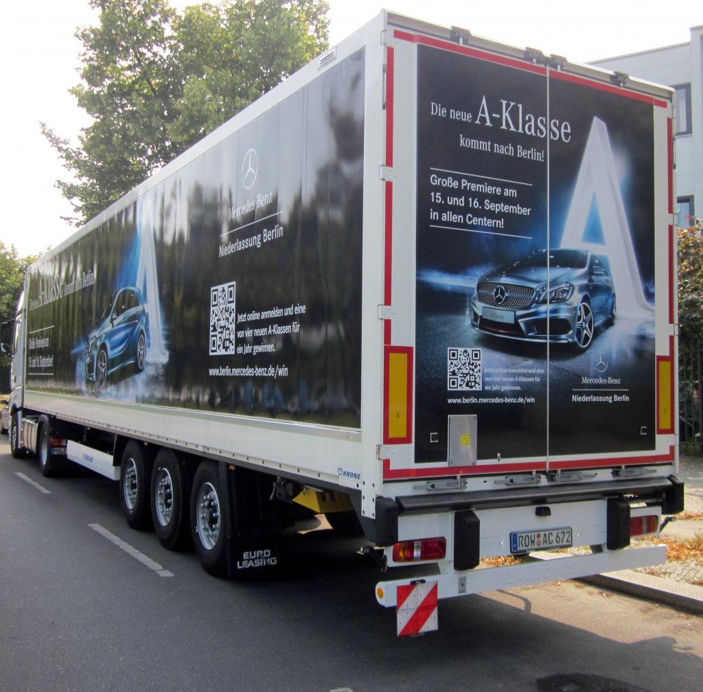 Krone-Sattelauflieger am 21.08.2012 in Berlin als Werbetrger abgestellt.
