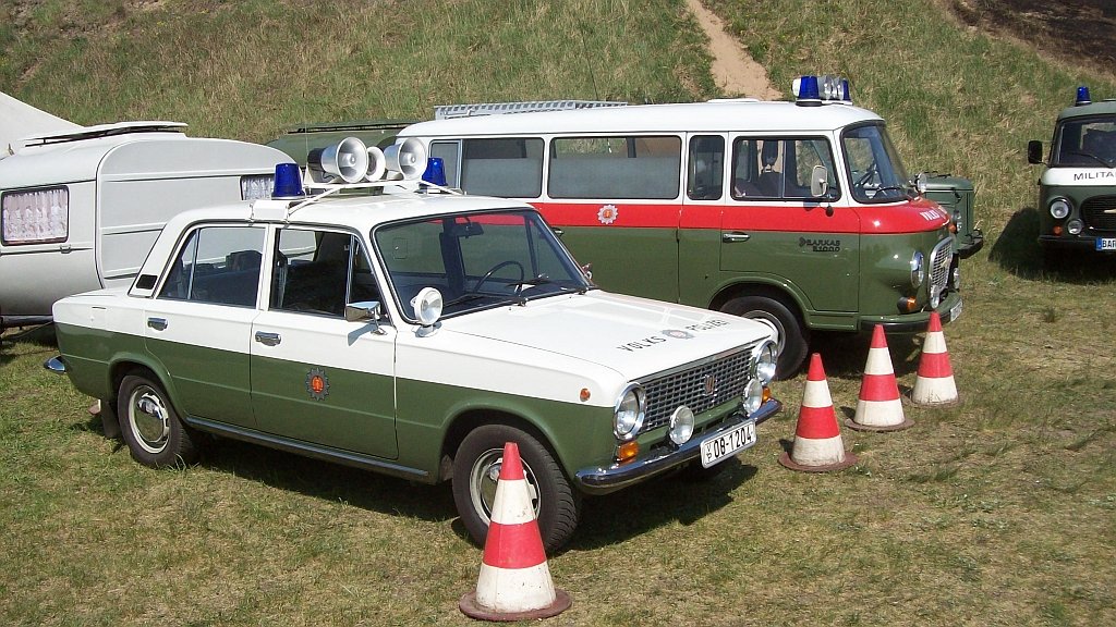 Lada und Barkas der Volkspolizei am 25.04.2009 beim 3. OST-Fahrzeug-Treffen auf dem Flugplatz Finow