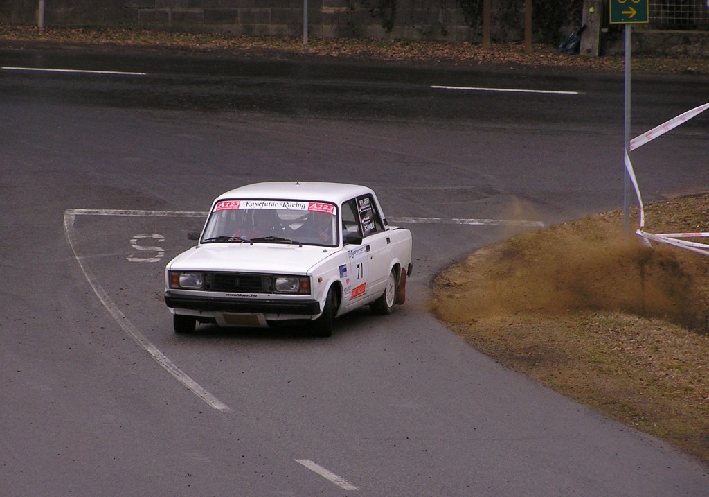 Lada VFTS kommt zurck an die Strasse. Foto: Rallye Sprint, bei Abaliget (11.03.2012).