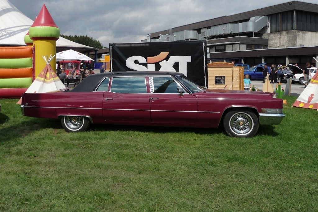 Länge läuft: Der Cadillac Fleetwood der dritten Generation, gebaut 1971-1976, war die größte Baureihe aller Cadillacs. Gesehen auf der US-Car-Show in Grefrath im August 2010.