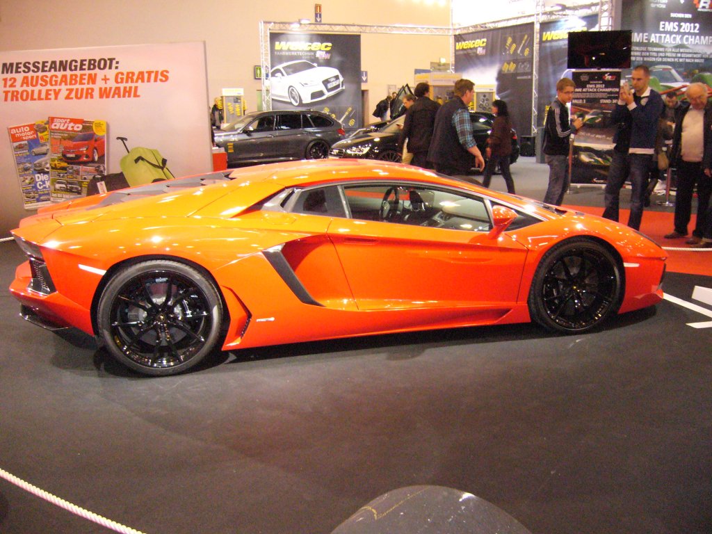 Lamborghini Aventador. Im mrz 2011 wurde der Aventador auf dem Genfer Salon vorgstellt. Er gilt als der Nachfolger des Murcielago. Der Lamborghini-Tradition folgend ist dieses Modell auch wieder nach ein Kampfstier benannt. Der V12-motor mit 6.498 cm Hubraum leistet 700 PS. Der ca. 313.000,00 teure Sportwagen kann eine Hchstgeschwindigkeit von 350 km/h erreichen. Essen Motor Show am 06.12.2012.