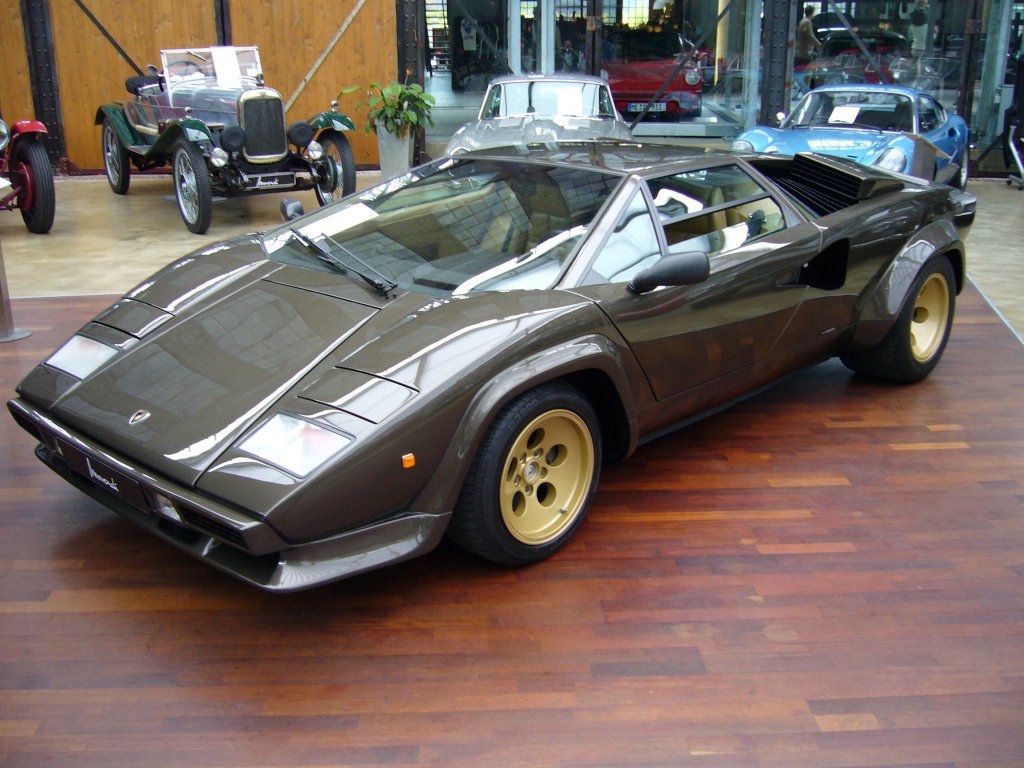 Lamborghini Countach LP 500 S (auch 5000S genannt). Von 1985 - 1988 entstanden 632 Autos. Einer davon stand im Juli 2009 im Düsseldorfer Meilenwerk zum Verkauf.