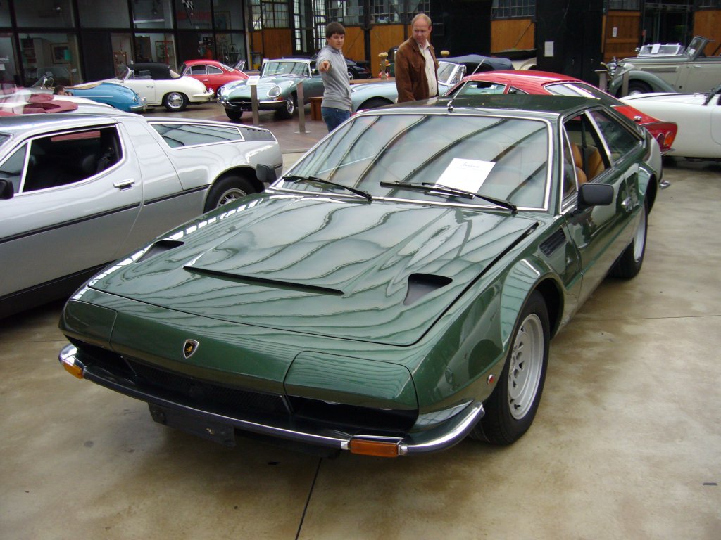 Lamborghini Jarama. 1970 - 1976. Der Jarama wurde 327 mal gebaut und war der letzte Lamborghini mit V12 Frontmotor. Der Motor leistet aus 3.929 cm Hubraum 350 PS. Der abgebildete Wagen ist der einzige Jarama, der mit Automaticgetriebe ausgeliefert wurde. Meilenwerk Dsseldorf.