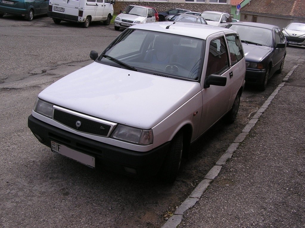 Lancia Y10.