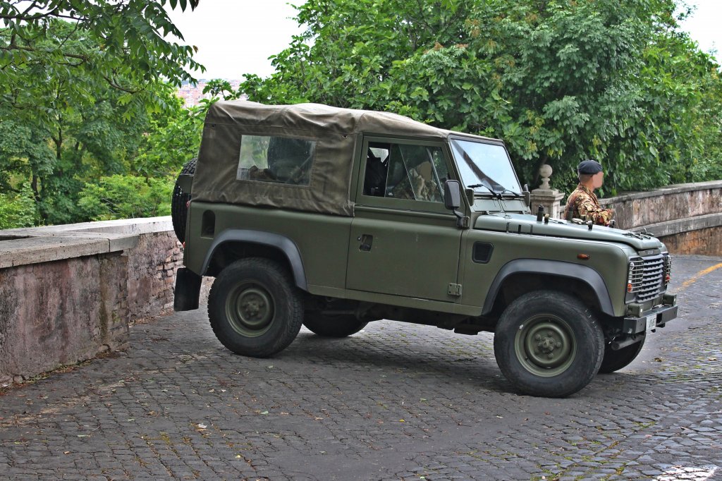 Land Rover Defender 100 im Dienste des Italienischen Militär. Rom, den 16.05.2013