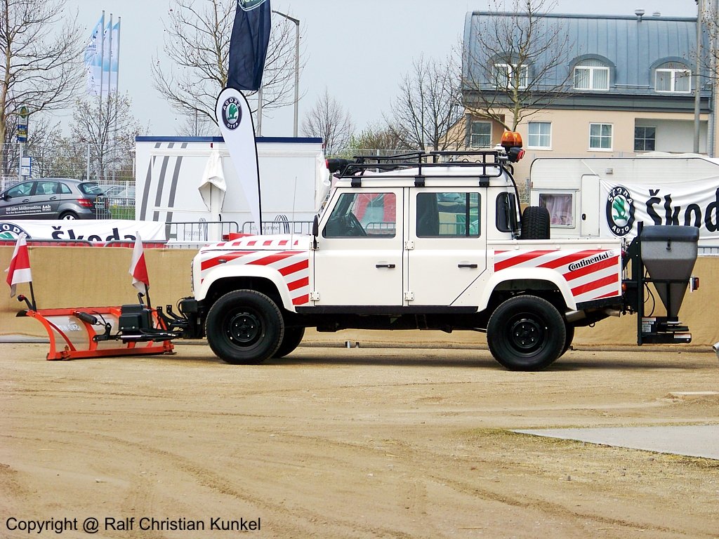 Land Rover Defender Crew Cab als Straßenräum- und Streufahrzeug - fotografiert am 14.04.2010 auf der AMI 2010 in Leipzig - Copyright @ Ralf Christian Kunkel