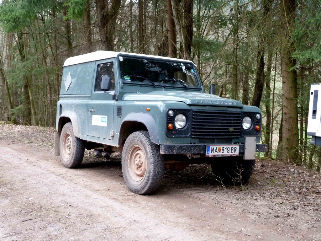 Land Rover steht an der Laugenleitungsbaustelle der Firma K&S in der Gemarkung von 36100 Petersberg-Marbach, April 2013